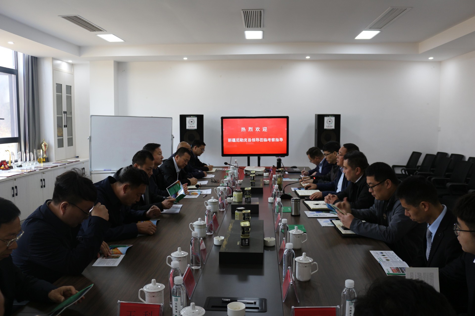 新疆尼勒克縣移三泰常委、常務副縣長等一行蒞臨我公司考察指導